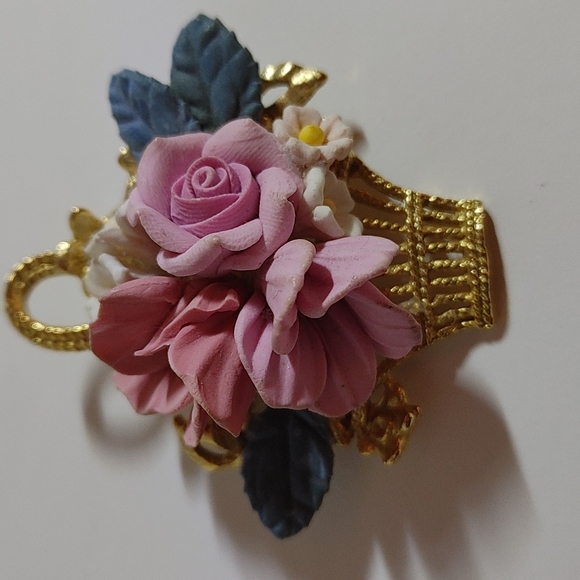 Goldtone ceramic flower basket brooch - Picture 2 of 4